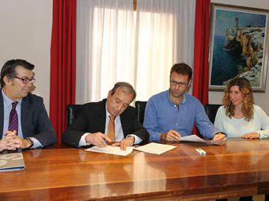 L'Ajuntament de Manacor i Endesa signen un conveni per garantir el subministrament elèctric a les famílies amb menys recursos