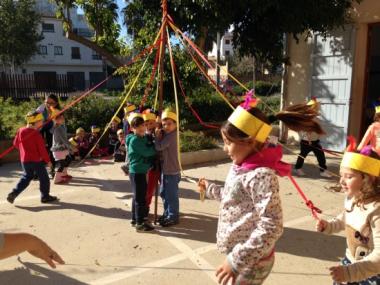 Els alumnes de Manacor es vesteixen d’indis per aprendre aquesta dansa tradicional que omple els carrers del barri de Crist Rei