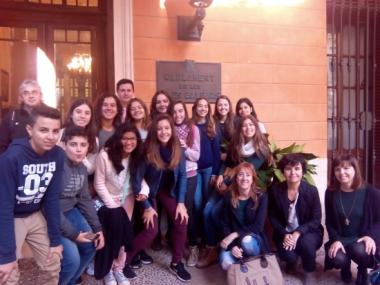 Sis alumnes de Manacor demanen en el Parlament millors transports públics, millor oferta d'oci i més ajudes per estudiar