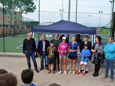 Porto Cristo inaugura les noves pistes de tennis de la localitat amb una demostració de joves campions i una donació solidària a APROP