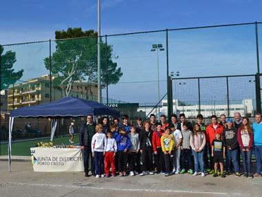 Porto Cristo inaugura les noves pistes de tennis de la localitat amb una demostració de joves campions i una donació solidària a APROP