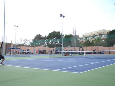 Porto Cristo inaugura les noves pistes de tennis de la localitat amb una demostració de joves campions i una donació solidària a APROP