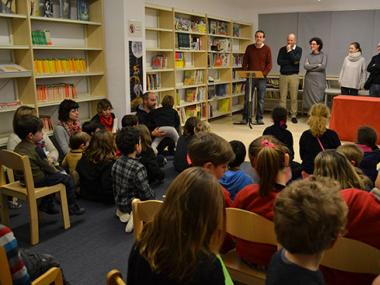 Un espectacle del Professor Sorpreses inaugura la renovació de la zona infantil de la bibioteca de Porto Cristo
