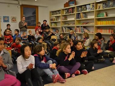 Un espectacle del Professor Sorpreses inaugura la renovació de la zona infantil de la bibioteca de Porto Cristo