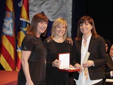 El Teatre de Manacor i l’Escola Municipal de Mallorquí reben el premi Ramon Llull 2016 per la seva incansable tasca cultural