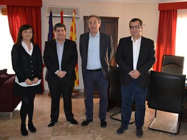 El batle i la delegada d’Educació reben el conseller Martí March i posen damunt la taula les necessitats de les escoles de tot el municipi