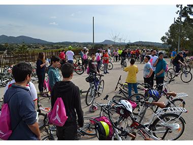 Els alumnes i professors de l’IES Porto Cristo pedalen a favor d’Aprop després d’aconseguir prop de 500 donatius solidaris