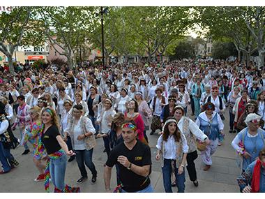 La I Trobada de Primavera de Ball en Línia aplega unes 1.500 persones i omple tota la plaça del Mercat