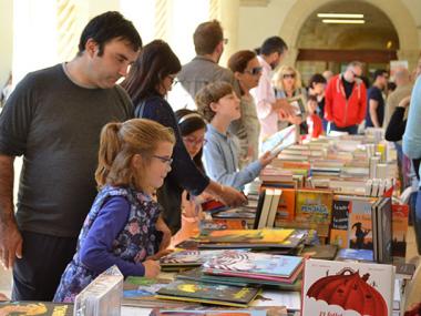 Els centenars de visitants de la Fira del Llibre de Manacor reivindiquen l'interès dels ciutadans per la lectura i la cultura