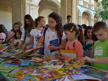 Els centenars de visitants de la Fira del Llibre de Manacor reivindiquen l'interès dels ciutadans per la lectura i la cultura