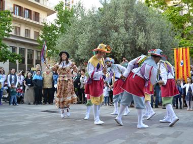 El romaní i una multitud acompanyen els Cossiers durant el seu primer recorregut de l’any pels carrers de Manacor