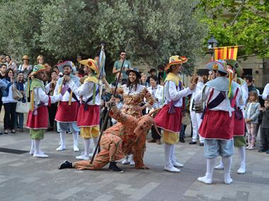 El romaní i una multitud acompanyen els Cossiers durant el seu primer recorregut de l’any pels carrers de Manacor