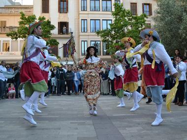 El romaní i una multitud acompanyen els Cossiers durant el seu primer recorregut de l’any pels carrers de Manacor