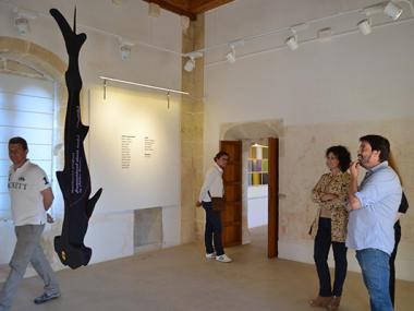 L’obra Vel presideix l’exposició de la selecció d’obres aspirants al XIII Premi Ciutat de Manacor d’Arts Plàstiques