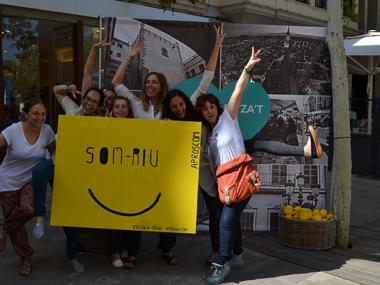 El 'pastís de pobre' més gros i solidari reivindica el comerç local i celebra un dia ple d'activitats en la programació de les Fires i Festes