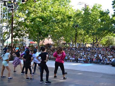 Els alumnes de les acadèmies de dansa demostren el seu talent davant centenars de persones amb l'espectacle Manacor Balla