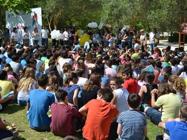 400 alumnes d’onze escoles de Manacor participen a la volada de globus i estels a favor d’un nou espai per a la salut mental 
