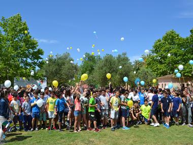 400 alumnes d’onze escoles de Manacor participen a la volada de globus i estels a favor d’un nou espai per a la salut mental 