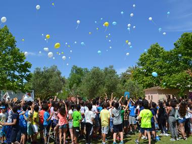 400 alumnes d’onze escoles de Manacor participen a la volada de globus i estels a favor d’un nou espai per a la salut mental 