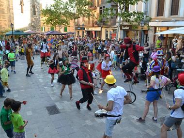 Els infants i els joves de Manacor converteixen el centre de vianants en un Gran Circ en motiu de les Fires i Festes