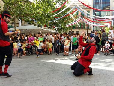 Els infants i els joves de Manacor converteixen el centre de vianants en un Gran Circ en motiu de les Fires i Festes