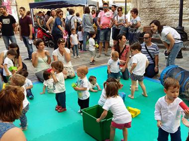Els infants i els joves de Manacor converteixen el centre de vianants en un Gran Circ en motiu de les Fires i Festes