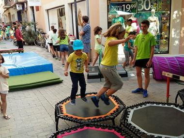 Els infants i els joves de Manacor converteixen el centre de vianants en un Gran Circ en motiu de les Fires i Festes