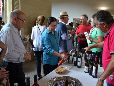 El XIII Tast de Vins de la DO Pla i Llevant de Fires i Festes du la millor oferta dels cellers de la comarca al claustre de Sant Vicenç