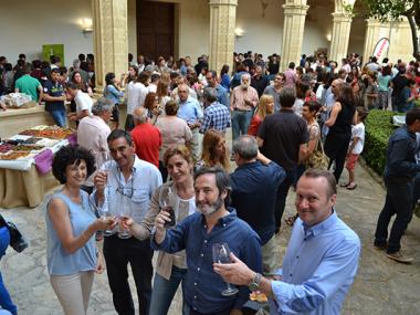 El XIII Tast de Vins de la DO Pla i Llevant de Fires i Festes du la millor oferta dels cellers de la comarca al claustre de Sant Vicenç