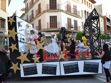 La fantasia de la Desfilada de Carrosses i Comparses i la Jornada de Cuina posen punt i final a dues setmanes de festes