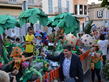 La fantasia de la Desfilada de Carrosses i Comparses i la Jornada de Cuina posen punt i final a dues setmanes de festes