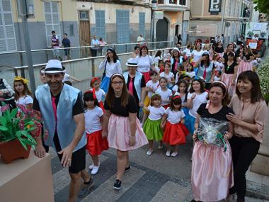 La fantasia de la Desfilada de Carrosses i Comparses i la Jornada de Cuina posen punt i final a dues setmanes de festes