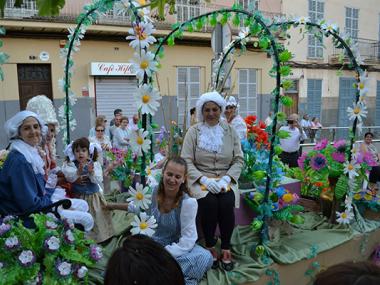 La fantasia de la Desfilada de Carrosses i Comparses i la Jornada de Cuina posen punt i final a dues setmanes de festes