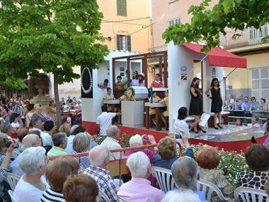 La fantasia de la Desfilada de Carrosses i Comparses i la Jornada de Cuina posen punt i final a dues setmanes de festes