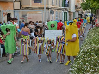 La fantasia de la Desfilada de Carrosses i Comparses i la Jornada de Cuina posen punt i final a dues setmanes de festes