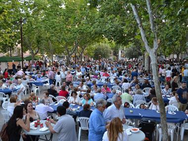 La fantasia de la Desfilada de Carrosses i Comparses i la Jornada de Cuina posen punt i final a dues setmanes de festes