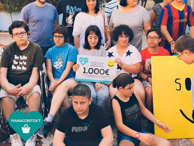 Els comerços i empreses que formen part del col·lectiu ‘Manacoritza’t’ entreguen 1.000 euros al projecte Som-riu