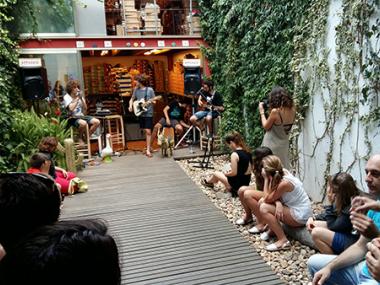 Els ciutadans es passejen en massa pel carrer de Ciutat i la plaça Sant Jaume participant en les activitats que prepararen els comerciants 