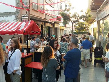 Els ciutadans es passejen en massa pel carrer de Ciutat i la plaça Sant Jaume participant en les activitats que prepararen els comerciants 