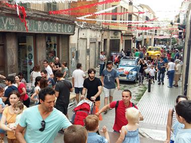 Els ciutadans es passejen en massa pel carrer de Ciutat i la plaça Sant Jaume participant en les activitats que prepararen els comerciants 