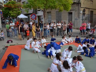 Els ciutadans es passejen en massa pel carrer de Ciutat i la plaça Sant Jaume participant en les activitats que prepararen els comerciants 