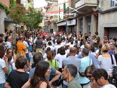 Els ciutadans es passejen en massa pel carrer de Ciutat i la plaça Sant Jaume participant en les activitats que prepararen els comerciants 