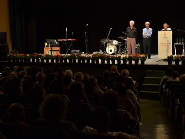El teatre ple a vessar aplaudeix el Reconeixement de Mèrits a Guillem Morey, Sebastià Puig i Guillem Melis