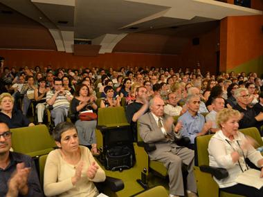 El teatre ple a vessar aplaudeix el Reconeixement de Mèrits a Guillem Morey, Sebastià Puig i Guillem Melis