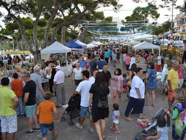 La multitudinària Fira Nocturna atrau milers de persones i omple l'horabaixa i la nit de Porto Cristo d'artesania, menjar i música
