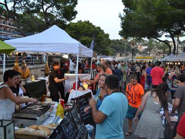 La multitudinària Fira Nocturna atrau milers de persones i omple l'horabaixa i la nit de Porto Cristo d'artesania, menjar i música