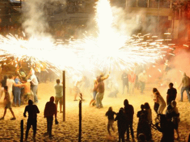 La processó de les barques i el castell de focs artificials posen el punt i final a les Festes del Carme de Porto Cristo