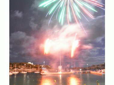 La processó de les barques i el castell de focs artificials posen el punt i final a les Festes del Carme de Porto Cristo