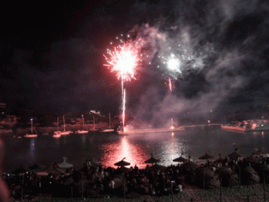 La processó de les barques i el castell de focs artificials posen el punt i final a les Festes del Carme de Porto Cristo