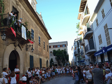 La Crida des del balcó de l’Ajuntament i la sortida de la Mulassa donen el sus a la setmana de festes de Sant Jaume
